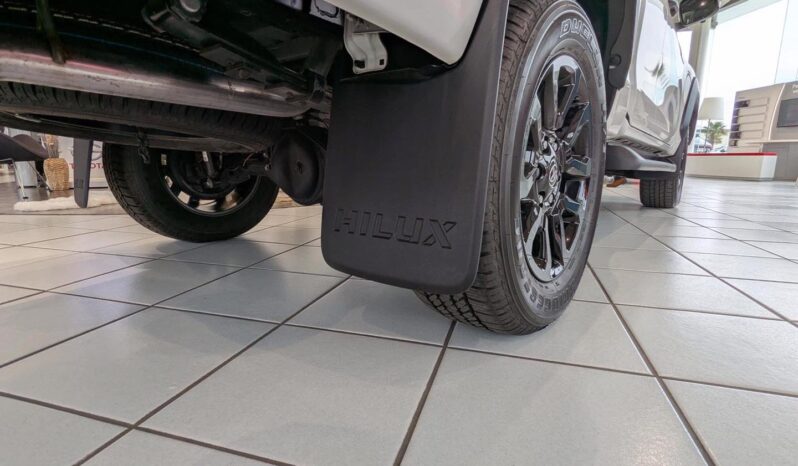 
								Toyota Hilux Invincible. full									
