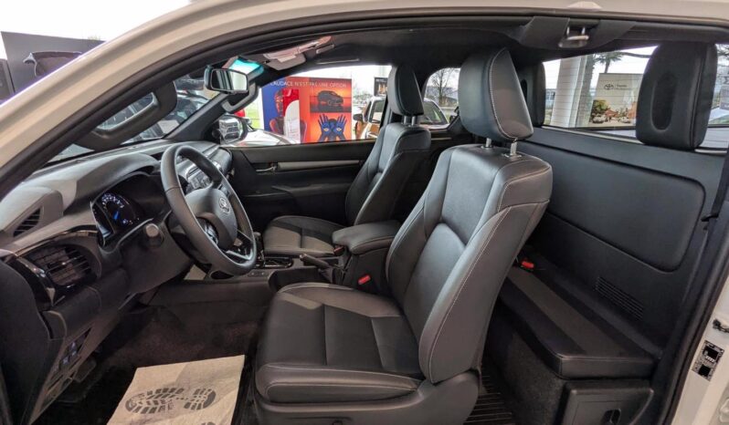 
								Toyota Hilux Invincible. full									