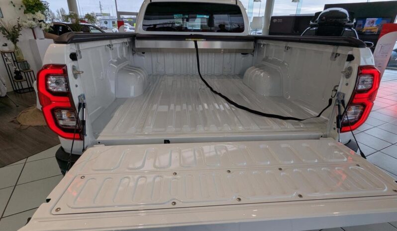 
								Toyota Hilux Invincible. full									