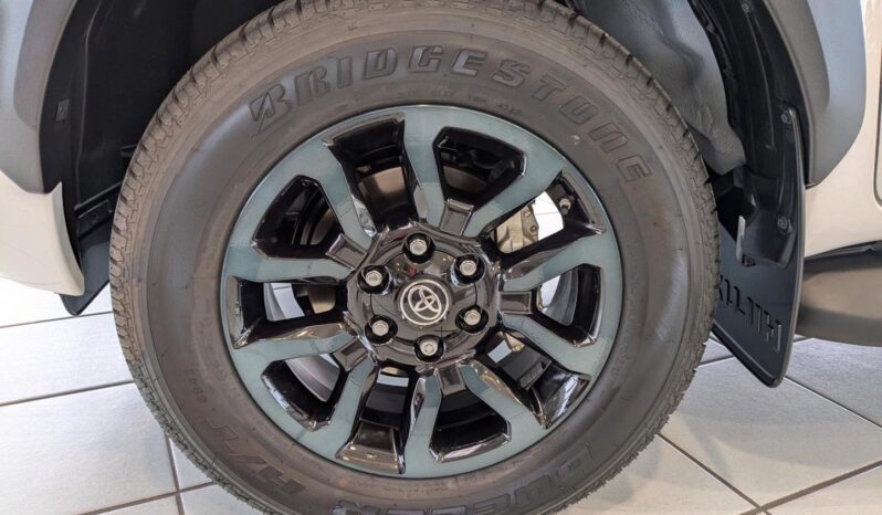 
								Toyota Hilux Invincible. full									