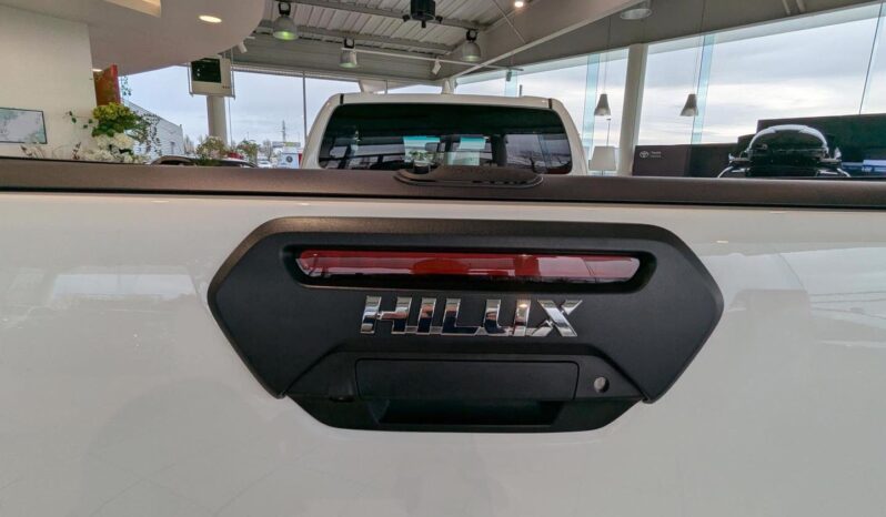 
								Toyota Hilux Invincible. full									