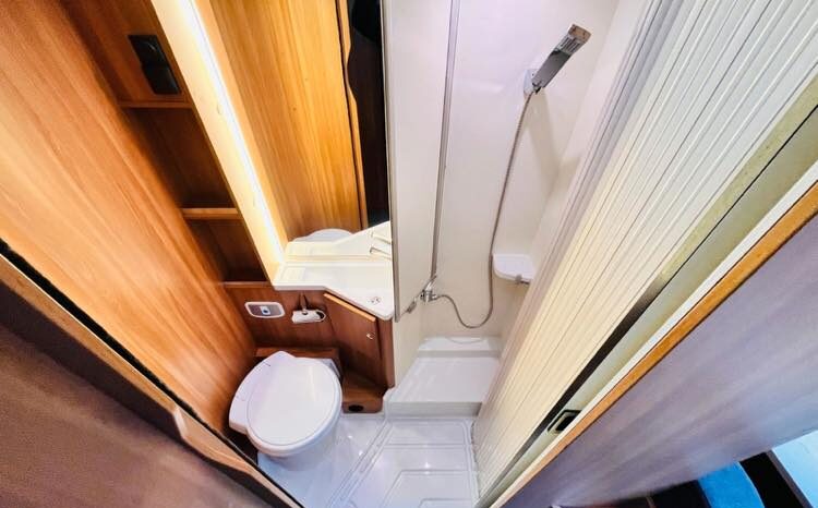 
								EURA MOBIL ACTIVA ONE 650 VB AUTOMATIQUE full									