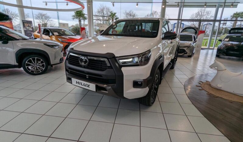 
								Toyota Hilux Invincible. full									