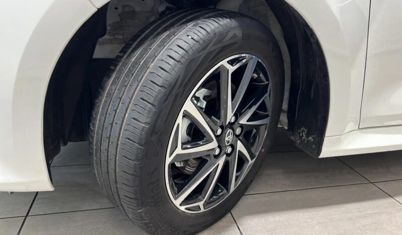 
								Toyota Yaris Hybride full									